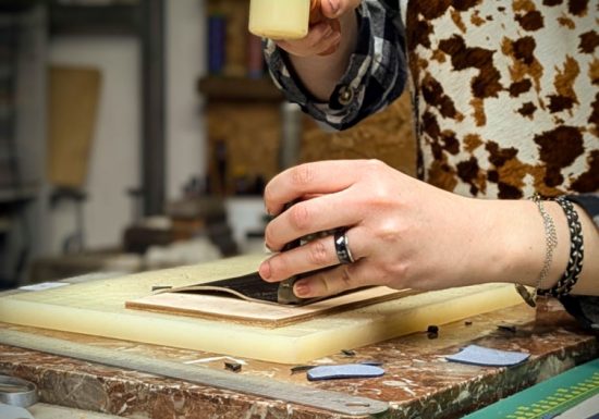 Atelier cuir Maroline : fabrication d’un sac artisanal