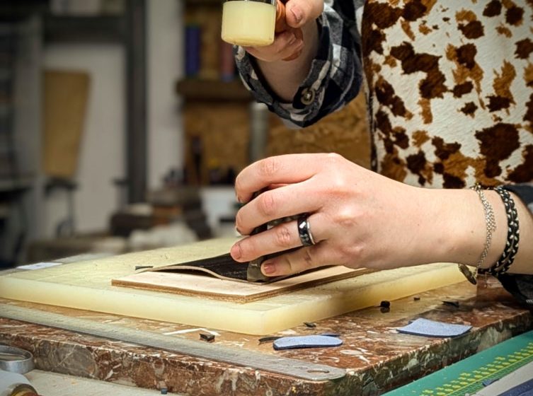 Atelier cuir Maroline : Fabrication d’un sac artisanal